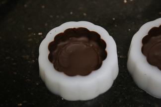 取出冰箱里冻硬的巧克力外壳