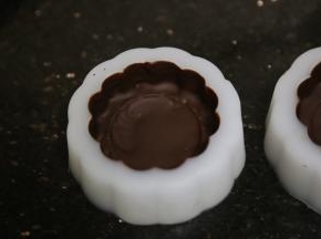 取出冰箱里冻硬的巧克力外壳