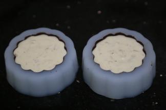 用勺子加入玫瑰奶酪慕斯糊，大概9分高度，放入冰箱冷冻1小时左右