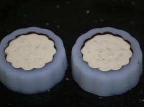 用勺子加入玫瑰奶酪慕斯糊，大概9分高度，放入冰箱冷冻1小时左右