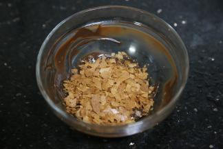 取30克的巧克力液化混合可可脆片