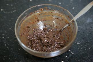 勺子拌匀边压碎些