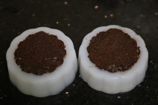 取出冻硬的慕斯胚，铺上可可脆片底，压实压平，冰箱里冷冻4小时左右即可脱模