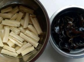 木耳和腐竹泡发，腐竹大约泡2小时，木耳约30分钟即可。