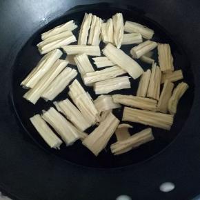 泡好的腐竹焯水2.3分钟。