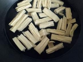 泡好的腐竹焯水2.3分钟。