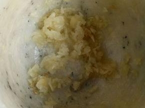 蒜瓣去皮，捣盛蒜泥。
