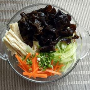 黄瓜和胡萝卜切丝。几种食材放在容器里。
