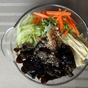 调味:  生抽，盐，十三香，葱花，醋，糖，熟白芝麻拌均匀即可。(可以按个人口味调味。)