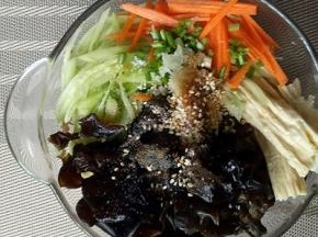 调味:  生抽，盐，十三香，葱花，醋，糖，熟白芝麻拌均匀即可。(可以按个人口味调味。)