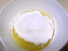 过筛低筋面粉跟玉米淀粉