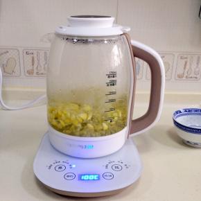 继续烧2-3分钟左右，待玉米粒煮熟沥干水分备用。