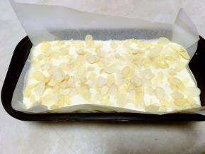 表层撒上杏仁片入烤箱170度先烤10分钟