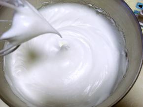 蛋白加几滴柠檬汁，分三次加入砂糖打发至湿性偏干一点的发泡，打蛋器提起有个小弯钩的三角尖