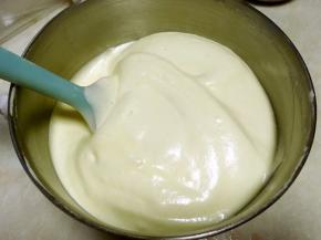 烤箱预热180度，用蛋抽翻拌均匀，最后再用刮棒将底下的翻拌均匀