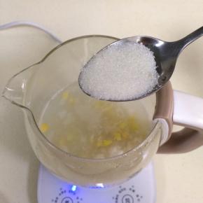 按自己口味，适当加入少许细砂糖。