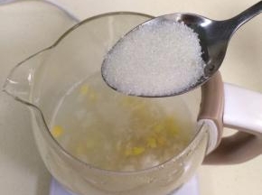 按自己口味，适当加入少许细砂糖。