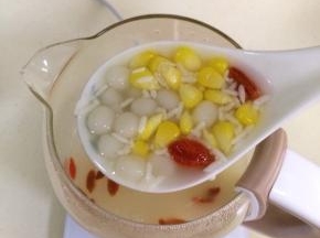 好吃的玉米圆子甜酒酿就制作完成了。