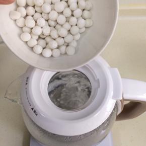 待水烧开，倒入圆子。