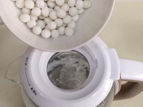 待水烧开，倒入圆子。