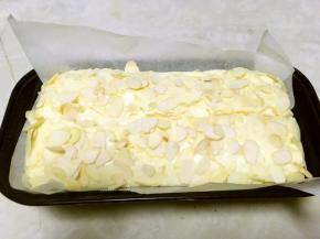 将烤了10分钟的蛋糕拿出来，用刮棒在中间压出一条直线，再入烤箱150度烤25分钟