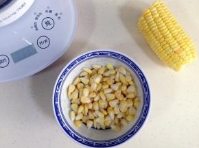 把玉米粒从玉米棒上剥下来。
