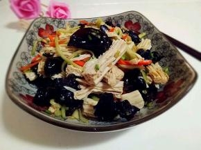 装盘，清凉爽口，适合天热的一道快手凉拌菜。