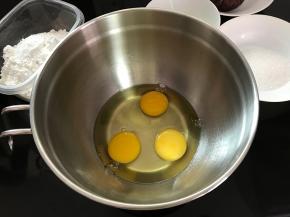 把鸡蛋打入无油无水打蛋盆中。