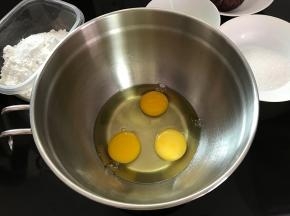 把鸡蛋打入无油无水打蛋盆中。