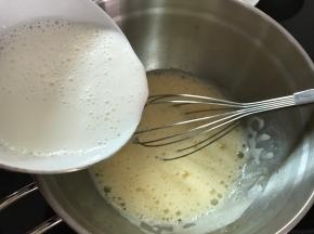 加入牛奶打匀。