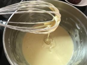 继续打发至面糊滴落纹路不马上消失后静置30分钟。