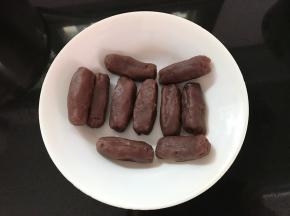 这时准备好夹馅，红豆沙分成10克一个。