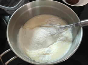 筛入混匀的粉类。