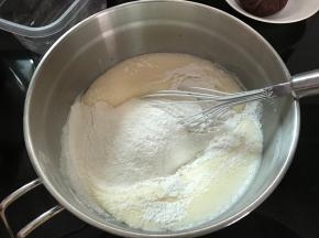 筛入混匀的粉类。