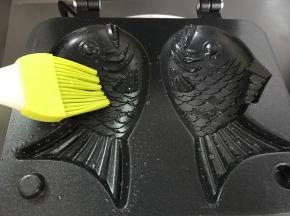 用刷子刷一层薄薄的的油。