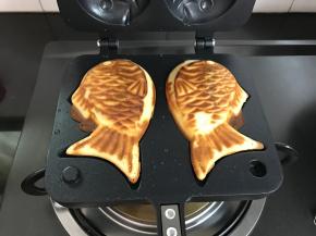 加热1分钟左右后翻面。直至两面都上色即可。