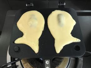 再加入另一半的面糊，铺匀整条鱼磨具。