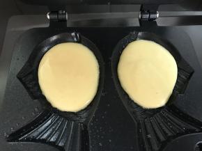 倒入模具一半的量的面糊。