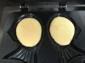 倒入模具一半的量的面糊。