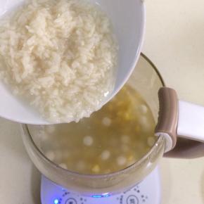 继续一次性加入甜酒酿，搅拌两下即可关闭电源。