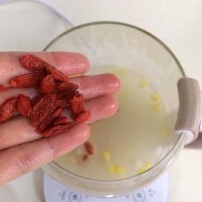 枸杞用水冲洗下加入壶内，静置1分钟。