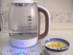 在养生壶内加入适量的水，启动烧水功能。