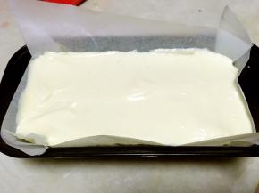 模具铺油纸，将面糊抬高20厘米倒入模具内