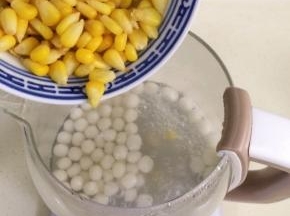 圆子煮熟浮起来时，就可以倒入玉米粒。