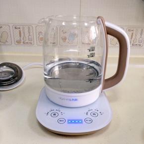 在壶内加入约500毫升的水。