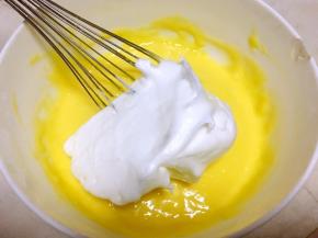 将打发的的蛋白分次加入到蛋黄糊中