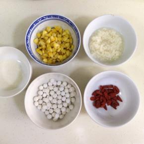 准备好甜酒酿、玉米粒、圆子、枸杞和细砂糖。