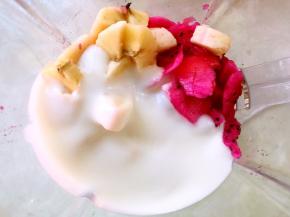 加入酸奶，打出水果泥