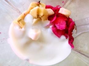 加入酸奶，打出水果泥
