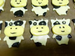 剩下的原色蛋黄面团，取一点点搓成小球，填充在黑色的眼睛上